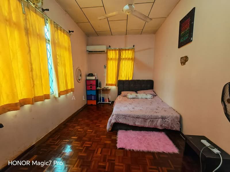 Bungalow for Sale in Seksyen 3 (Bangi) - Ali Idris - Bedroom - PropertyGuru.com.my