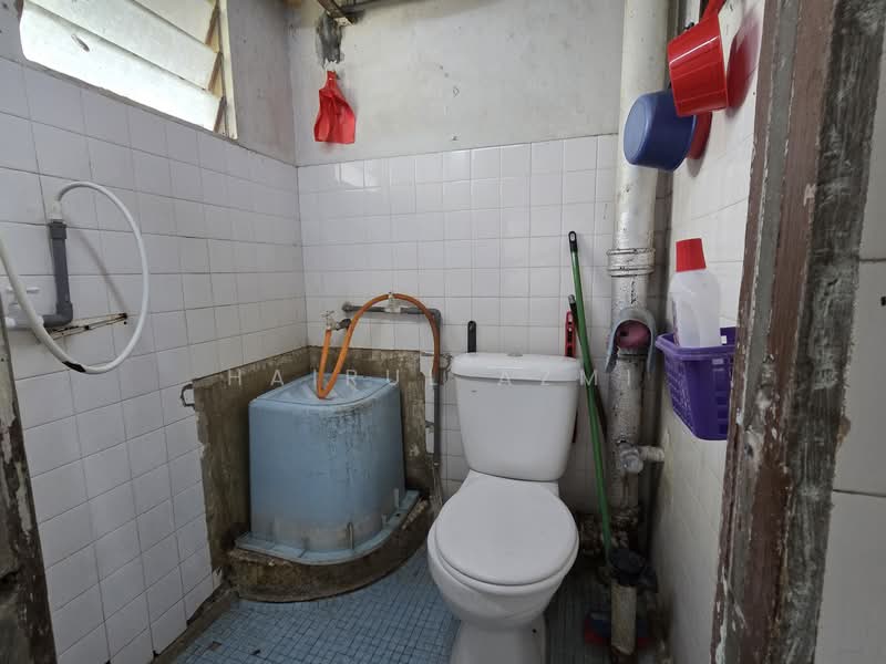 Flat for Rent at PKNS Flat Seksyen 6 - Hairul Azmi - Bathroom - PropertyGuru.com.my