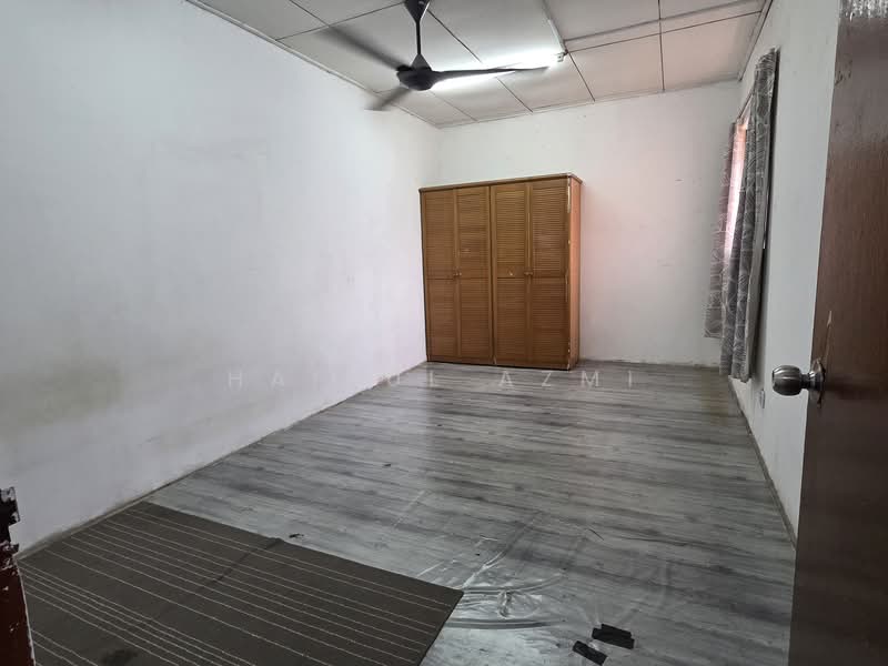 Flat for Rent at PKNS Flat Seksyen 6 - Hairul Azmi - Bedroom - PropertyGuru.com.my