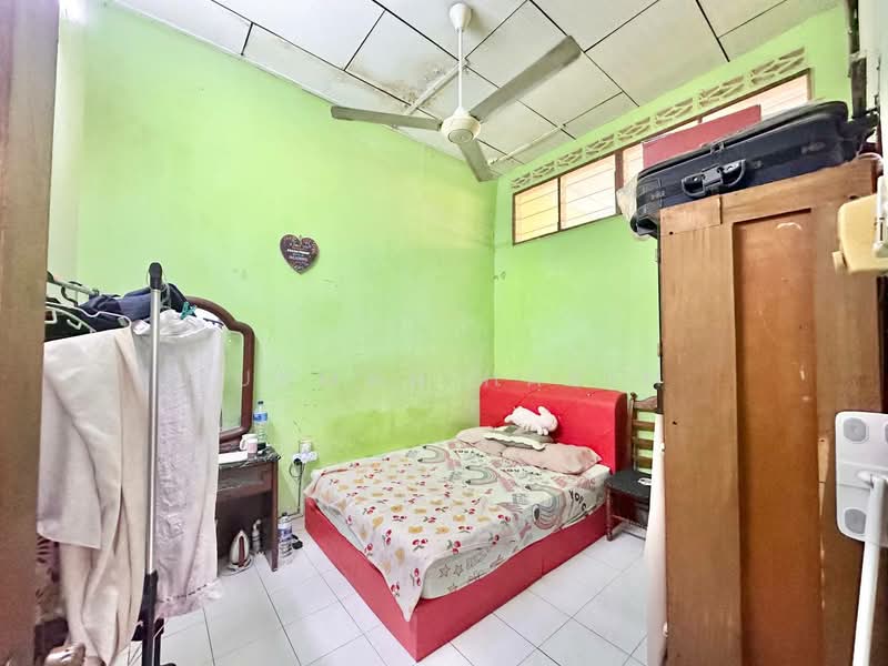 1-storey Terraced House for Sale in Taman Dato Harun (Petaling Jaya) - Lukman Hakim - Bedroom - PropertyGuru.com.my
