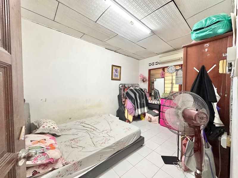 1-storey Terraced House for Sale in Taman Dato Harun (Petaling Jaya) - Lukman Hakim - Bedroom - PropertyGuru.com.my