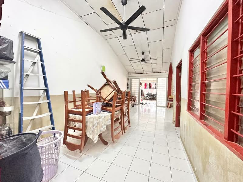 1-storey Terraced House for Sale in Taman Dato Harun (Petaling Jaya) - Lukman Hakim - Corridor - PropertyGuru.com.my