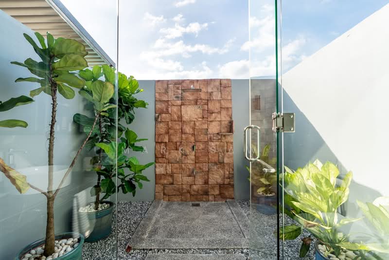 Villa Bunga Raya untuk Untuk Dijual - RM 2,650,000, Feb 2026 - Master bathroom outdoor shower - PropertyGuru.com.my