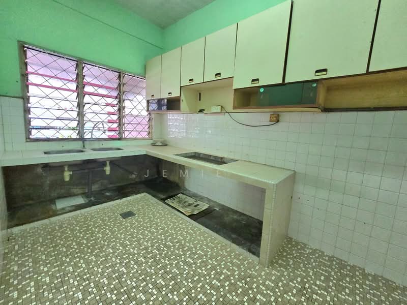 2-storey Terraced House for Rent in Taman Pelangi (Johor Bahru) - Jemie . - Kitchen - PropertyGuru.com.my