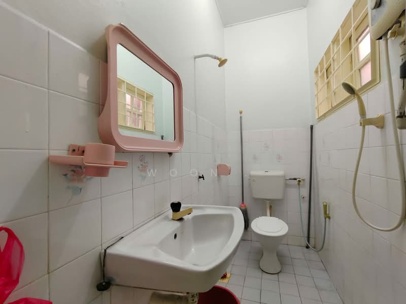 Taman Kota Laksamana Seksyen 1 untuk Untuk Disewa - RM 1,000 /bulan, Feb 2026 - Bathroom - PropertyGuru.com.my