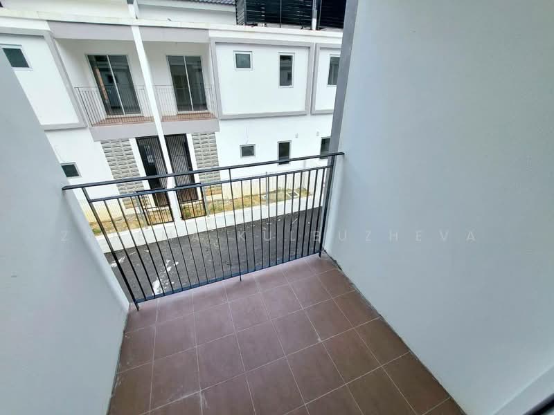 2-storey Terraced House for Sale in Kampung Selangor Dredging (Dengkil) - Zarema Kulbuzheva - Balcony - PropertyGuru.com.my