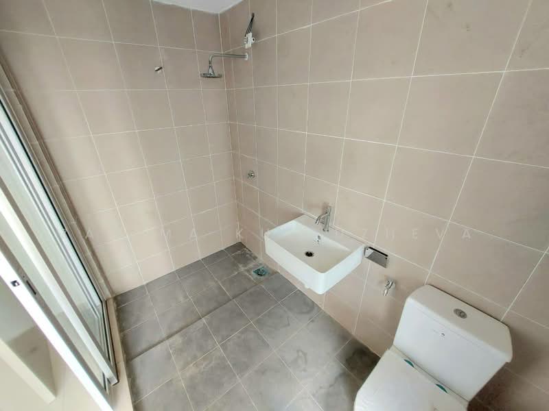 2-storey Terraced House for Sale in Kampung Selangor Dredging (Dengkil) - Zarema Kulbuzheva - Bathroom - PropertyGuru.com.my