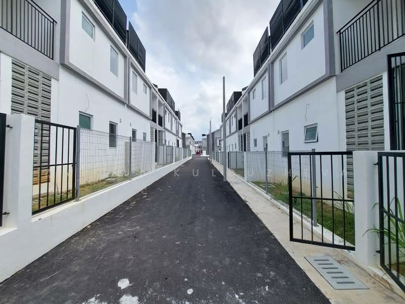 2-storey Terraced House for Sale in Kampung Selangor Dredging (Dengkil) - Zarema Kulbuzheva - Exterior - PropertyGuru.com.my