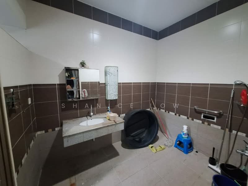 Semi-Detached House for Sale in Taman Aman Sari (Bandar Kinrara) - Shanice Low - Bathroom - PropertyGuru.com.my