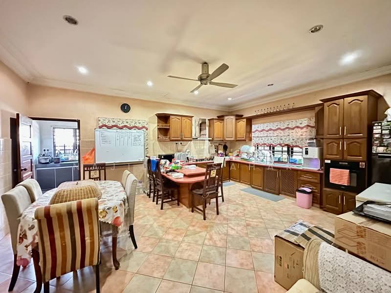 Bungalow for Sale in Kampung Tunku (Petaling Jaya) - Najibah Sahari - Kitchen - PropertyGuru.com.my