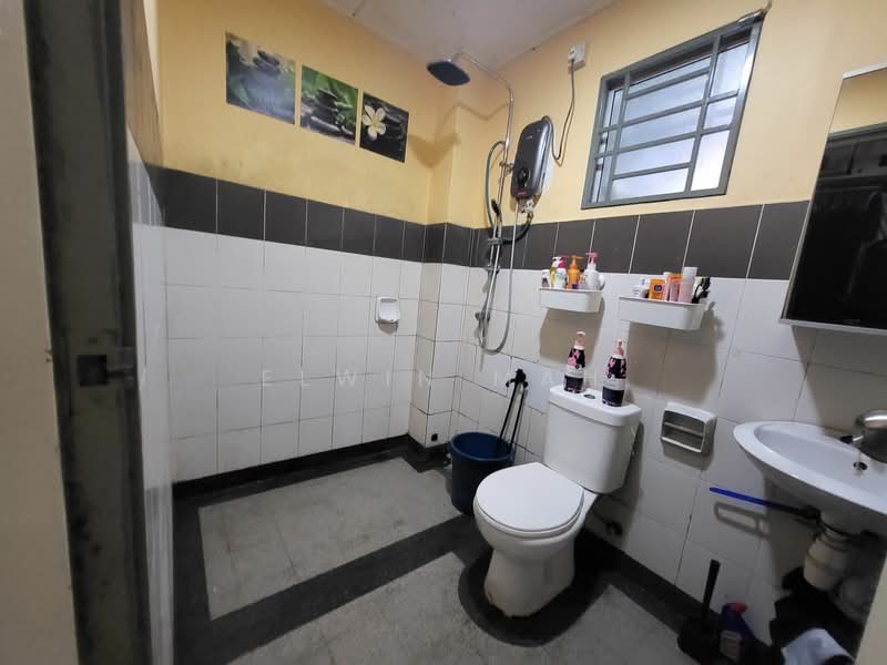 2-storey Terraced House for Sale in Taman Kundang Jaya (Rawang) - Elwin Mah - Bathroom - PropertyGuru.com.my