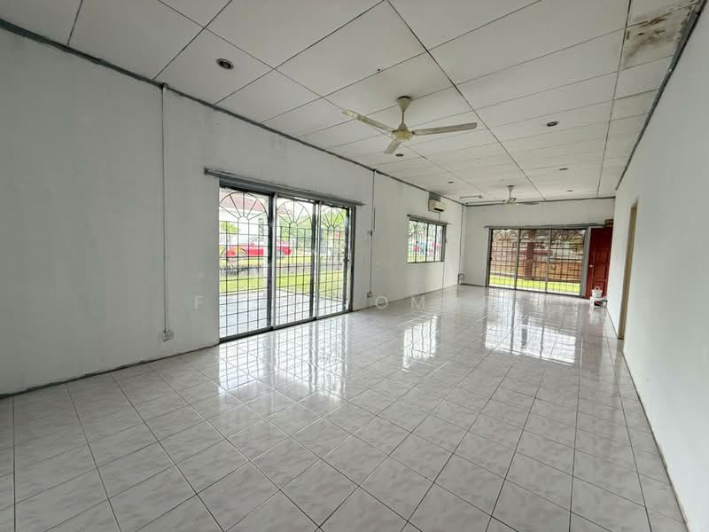 Bungalow for Sale in Taman Pinggiran Putra (Seri Kembangan) - Fazri Omar - Living Room - PropertyGuru.com.my