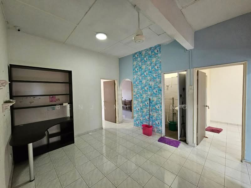 Rumah Teres 2 Tingkat untuk Dijual di Taman Johor Jaya (Johor Bahru) - Benjamin Ong - Living Room - PropertyGuru.com.my