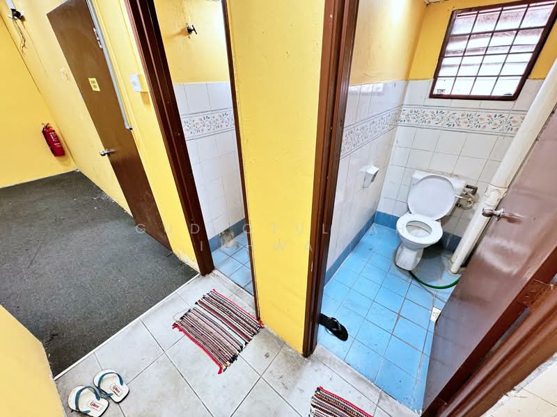 Shop / Office for Rent in Seksyen 8 (Bangi) - Gudrotullah Ikhwan - Bathroom - PropertyGuru.com.my