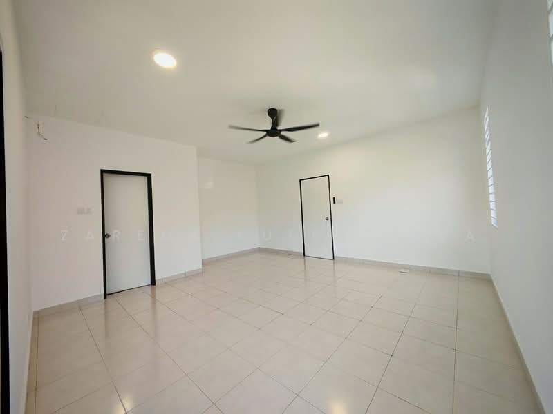 2-storey Terraced House for Sale in Rawang (Selangor) - Zarema Kulbuzheva - Living Room - PropertyGuru.com.my