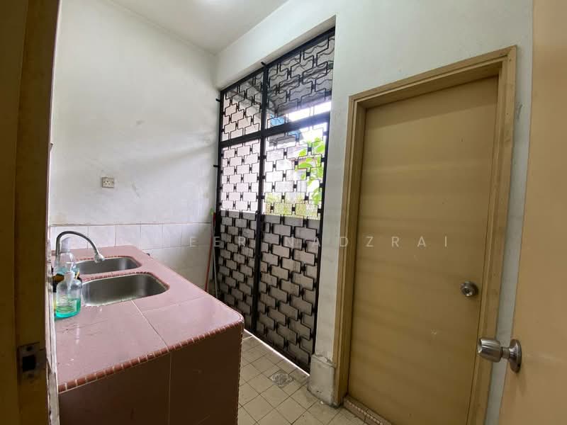 2-storey Terraced House for Sale in Seksyen 8 (Shah Alam) - Ammeer Nadzrai - Kitchen - PropertyGuru.com.my