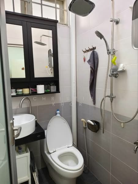 1.5-storey Terraced House for Sale in Taman Molek (Johor Bahru) - Christine Khor - Bathroom - PropertyGuru.com.my