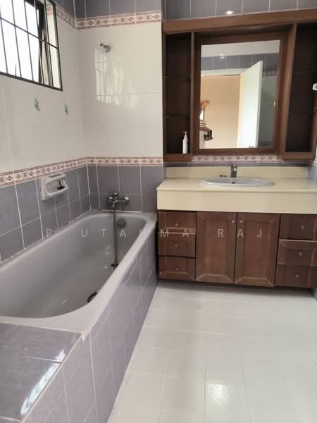 Semi-Detached House for Sale in Kota Kemuning (Shah Alam) - P Utahma Raj - Bathroom - PropertyGuru.com.my