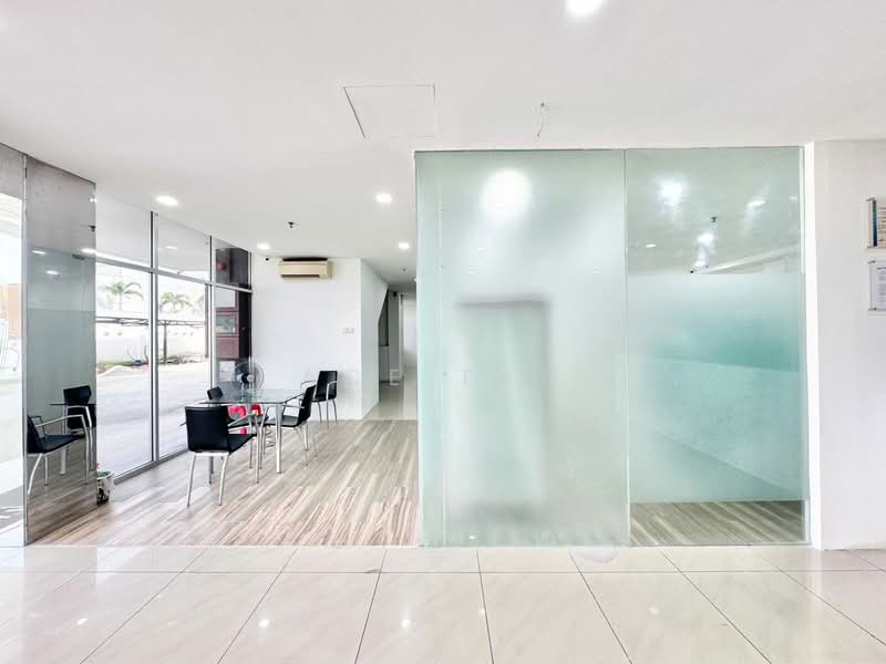 Detached Factory for Sale in Taman Perindustrian Tropika (Ulu Tiram) - Ace Tan - Entrance - PropertyGuru.com.my