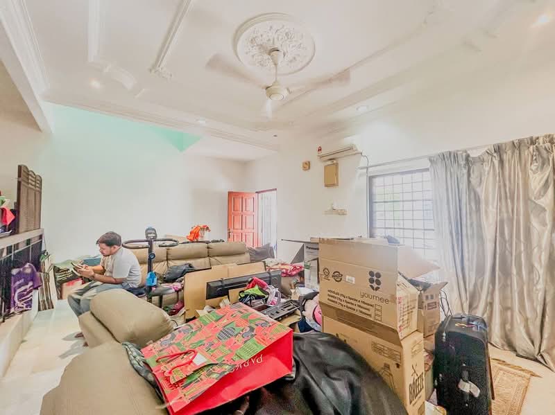 2-storey Terraced House for Sale in Bukit Jelutong (Shah Alam) - Izzat Zamros - Living Room - PropertyGuru.com.my