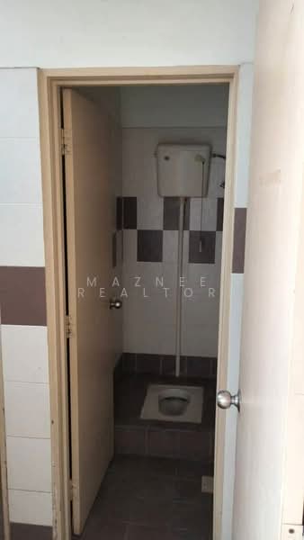 Shop / Office for Rent in Seri Kembangan (Selangor) - Maznee Realtor - Bathroom - PropertyGuru.com.my