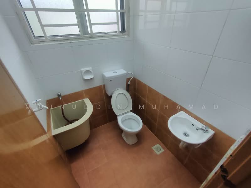 1-storey Terraced House for Sale in Hutan Melintang (Perak) - Muinuddin Muhamad - Bathroom - PropertyGuru.com.my