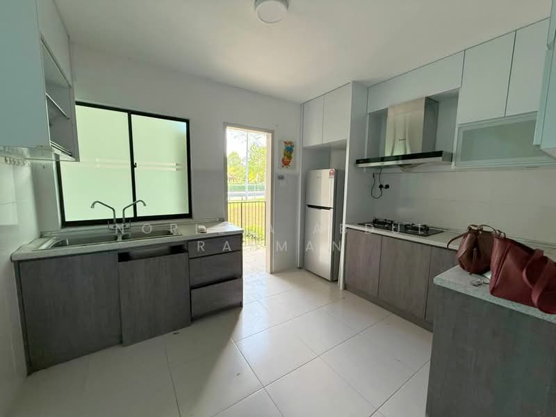 Cempaka Seri 1, Town Villas, Kota Seriemas untuk Untuk Disewa - RM 1,800 /bulan, Feb 2026 - Kitchen - PropertyGuru.com.my