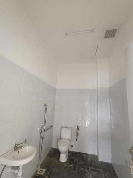 Factory for Rent in Taman Perindustrian Desa Plentong (Masai) - Henry Pua - Bathroom - PropertyGuru.com.my