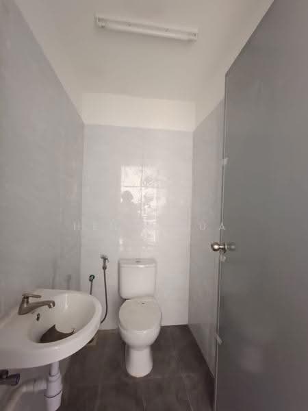 Factory for Rent in Taman Perindustrian Desa Plentong (Masai) - Henry Pua - Bathroom - PropertyGuru.com.my