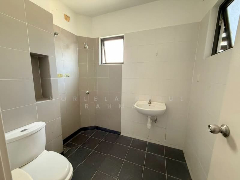 Cempaka Seri 1, Town Villas, Kota Seriemas untuk Untuk Dijual - RM 410,000, Feb 2026 - Bathroom - PropertyGuru.com.my