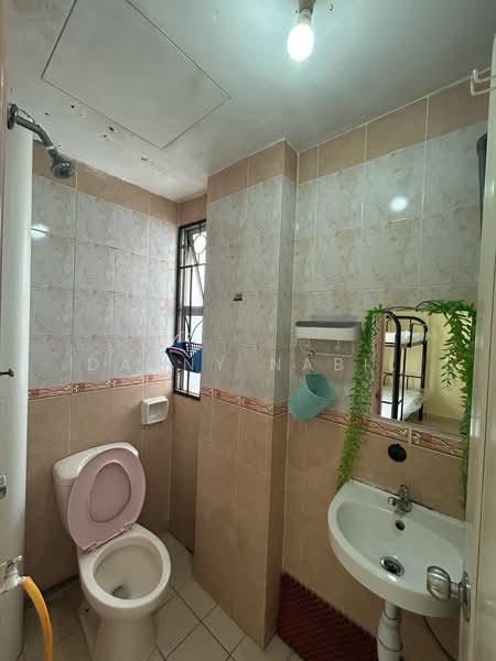 Apartment for Rent at Pangsapuri Danaumas - Danny Nabil - Bathroom - PropertyGuru.com.my