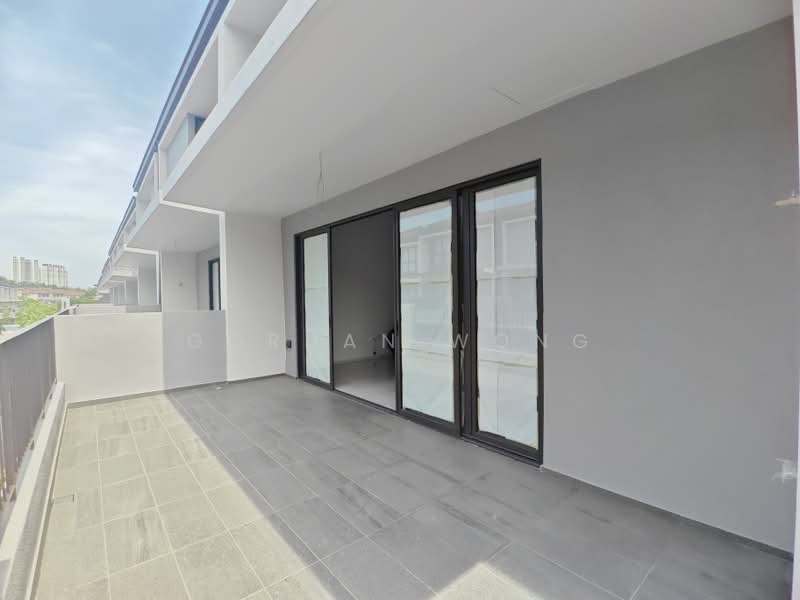 2.5-storey Terraced House for Sale in Taman Bukit Serdang (Seri Kembangan) - Gordan Wong - Balcony - PropertyGuru.com.my