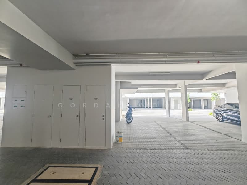 2.5-storey Terraced House for Sale in Taman Bukit Serdang (Seri Kembangan) - Gordan Wong - Car Park - PropertyGuru.com.my