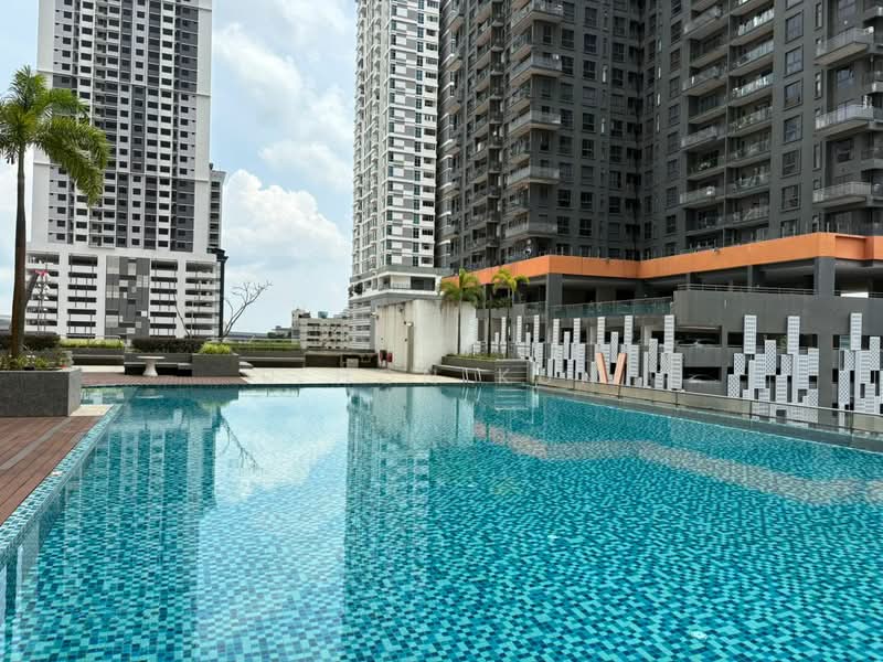 Skysuites @ Meldrum Hills untuk Untuk Disewa - RM 2,000 /bulan, Feb 2026 - Pool - PropertyGuru.com.my