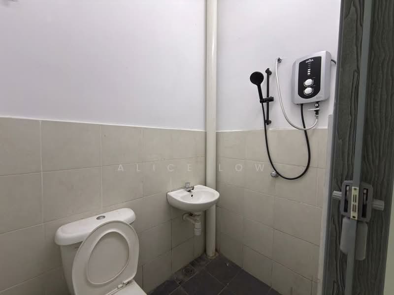 2-storey Terraced House for Rent in Taman Scientex Rawang (Rawang) - Alice Low - Bathroom - PropertyGuru.com.my