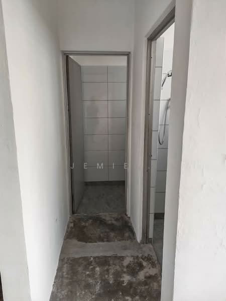 Shop / Office for Rent in Taman Molek (Johor Bahru) - Jemie . - Corridor - PropertyGuru.com.my