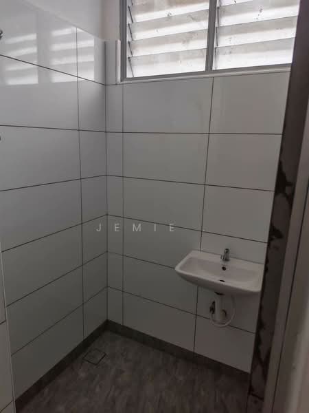 Shop / Office for Rent in Taman Molek (Johor Bahru) - Jemie . - Bathroom - PropertyGuru.com.my