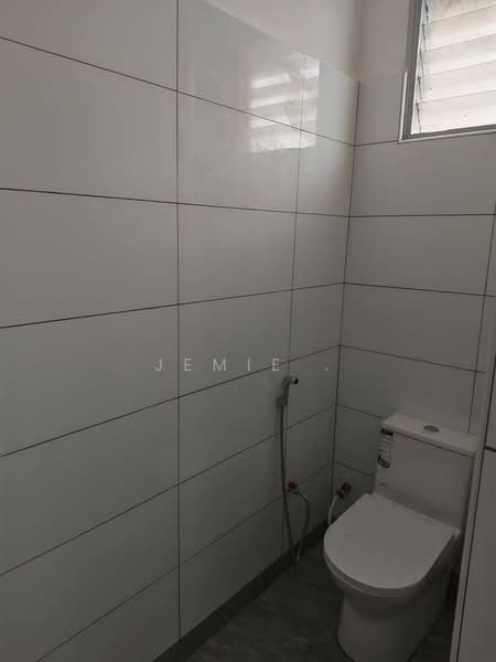 Shop / Office for Rent in Taman Molek (Johor Bahru) - Jemie . - Bathroom - PropertyGuru.com.my