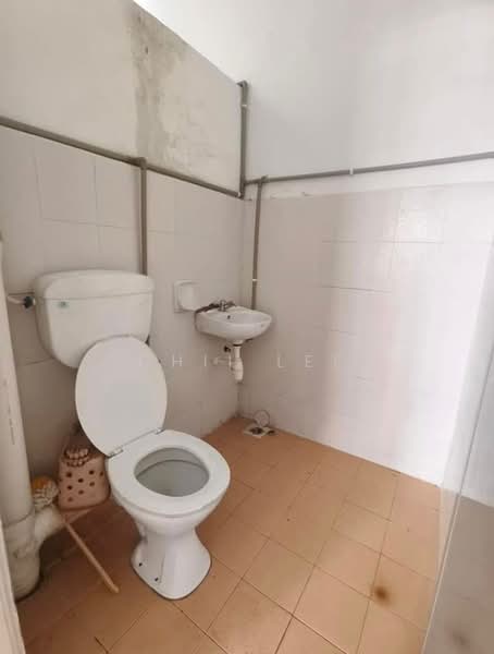 Taman Halaman Indah,Jawi untuk Untuk Dijual - RM 280,000, Apr 2026 - Bathroom - PropertyGuru.com.my