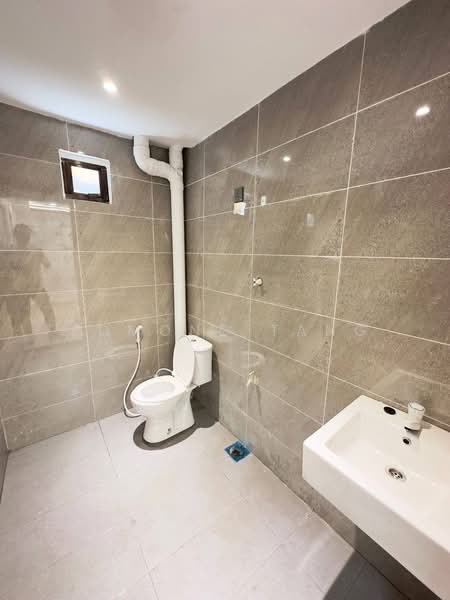 Flat for Rent at Flat Bandar Selesa Jaya @ Jalan Silat Gayong - Edmond Tang - Bathroom - PropertyGuru.com.my