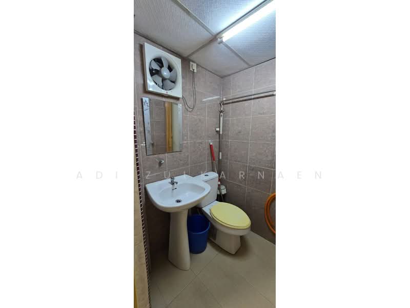 Apartment for Rent at Subang Perdana Goodyear Court 3 - Adi Zulkarnaen - Bathroom - PropertyGuru.com.my