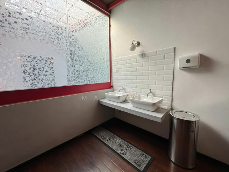 Georgetown 2.5 Storey Shop Move In Condition 3000sf untuk Untuk Disewa - RM 7,000 /bulan, Feb 2026 - Bathroom - PropertyGuru.com.my