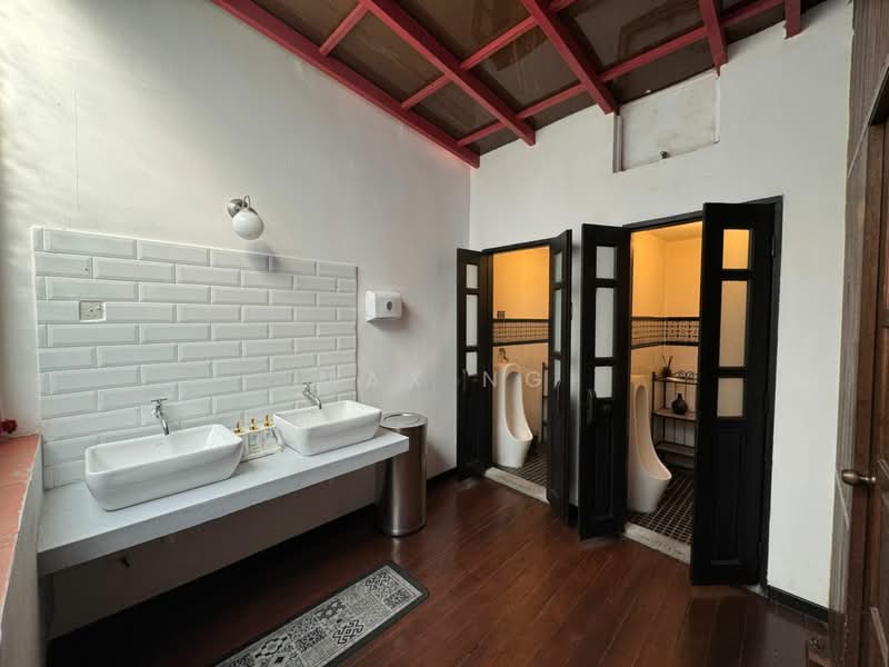 Georgetown 2.5 Storey Shop Move In Condition 3000sf untuk Untuk Disewa - RM 7,000 /bulan, Feb 2026 - Bathroom - PropertyGuru.com.my