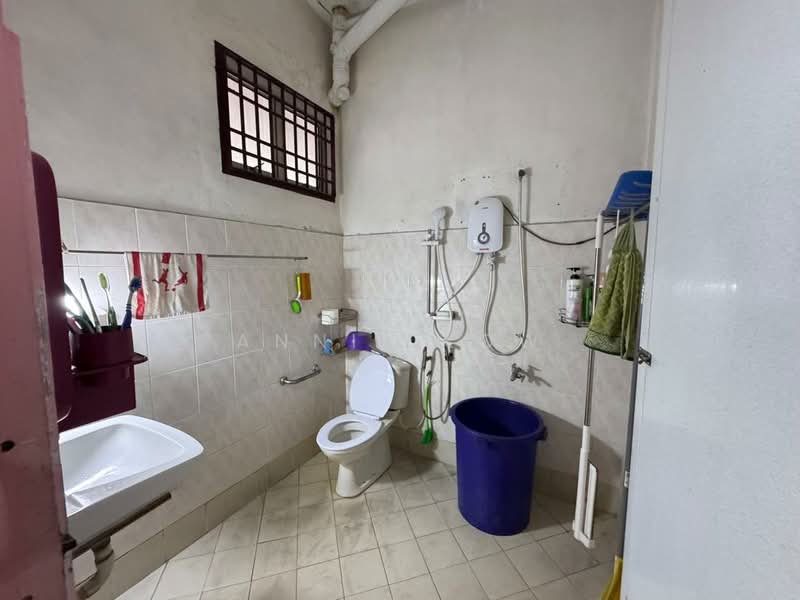 2-storey Terraced House for Sale in Taman Pulai Utama (Skudai) - Annie Low - Bathroom - PropertyGuru.com.my