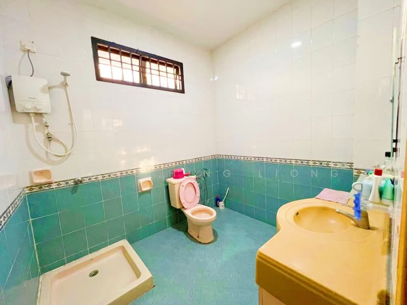 2-storey Terraced House for Sale in Taman Tampoi Indah (Tampoi) - Loong Hing Liong - Bathroom - PropertyGuru.com.my