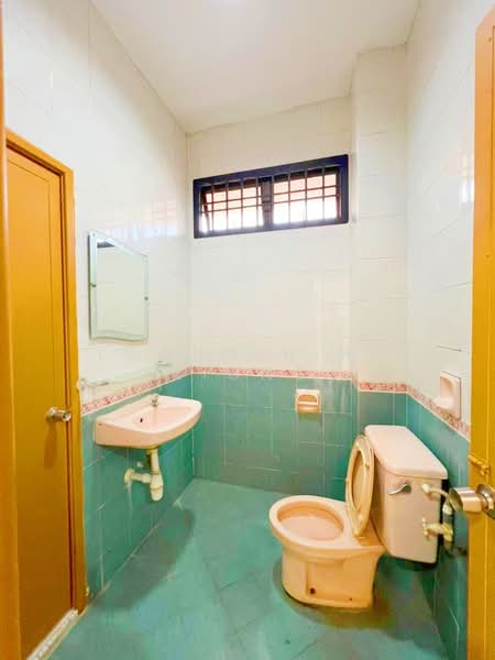 2-storey Terraced House for Sale in Taman Tampoi Indah (Tampoi) - Loong Hing Liong - Bathroom - PropertyGuru.com.my