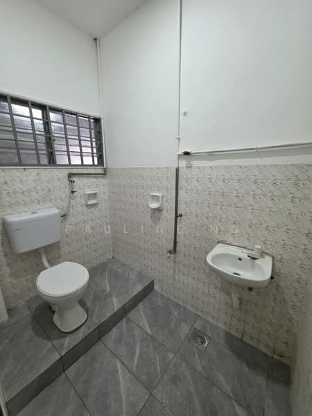 1-storey Terraced House for Sale in Taman Puteri Wangsa (Ulu Tiram) - Pauline Ng - Bathroom - PropertyGuru.com.my