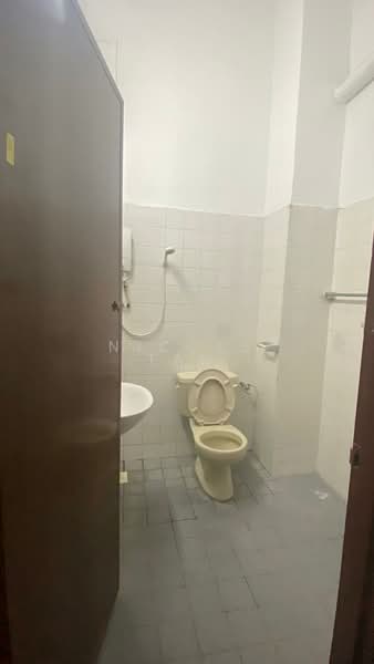 2-storey Terraced House for Sale in Taman Bukit Mewah (Tampoi) - Nicole Tan - Bathroom - PropertyGuru.com.my