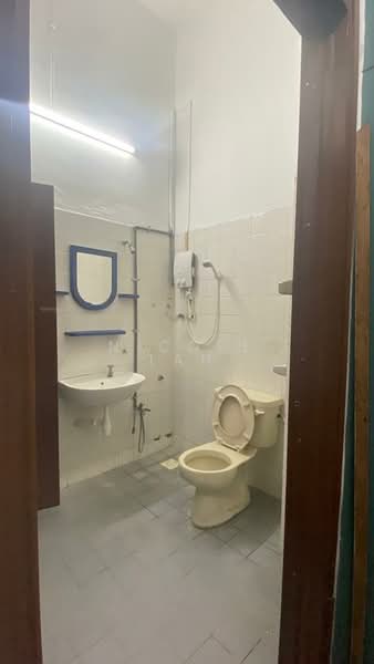 2-storey Terraced House for Sale in Taman Bukit Mewah (Tampoi) - Nicole Tan - Bathroom - PropertyGuru.com.my