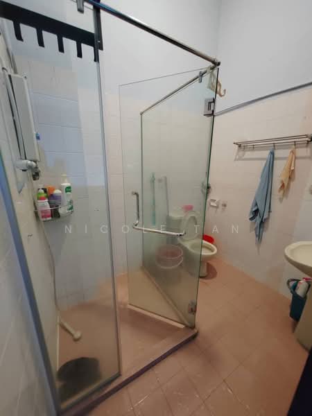2-storey Terraced House for Sale in Taman Bukit Mewah (Tampoi) - Nicole Tan - Bathroom - PropertyGuru.com.my